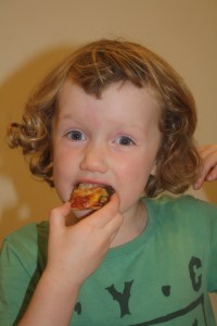 Blog - Minnie eats pizza